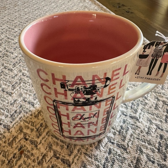 NWT channel oversized cup - Picture 2 of 3